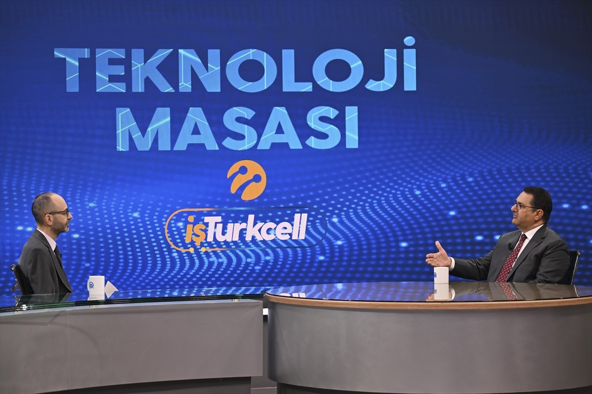 Altınay Teknoloji Grubu Yönetim Kurulu Başkanı Hakan Altınay (sağda), Turkcell'in katkılarıyla...