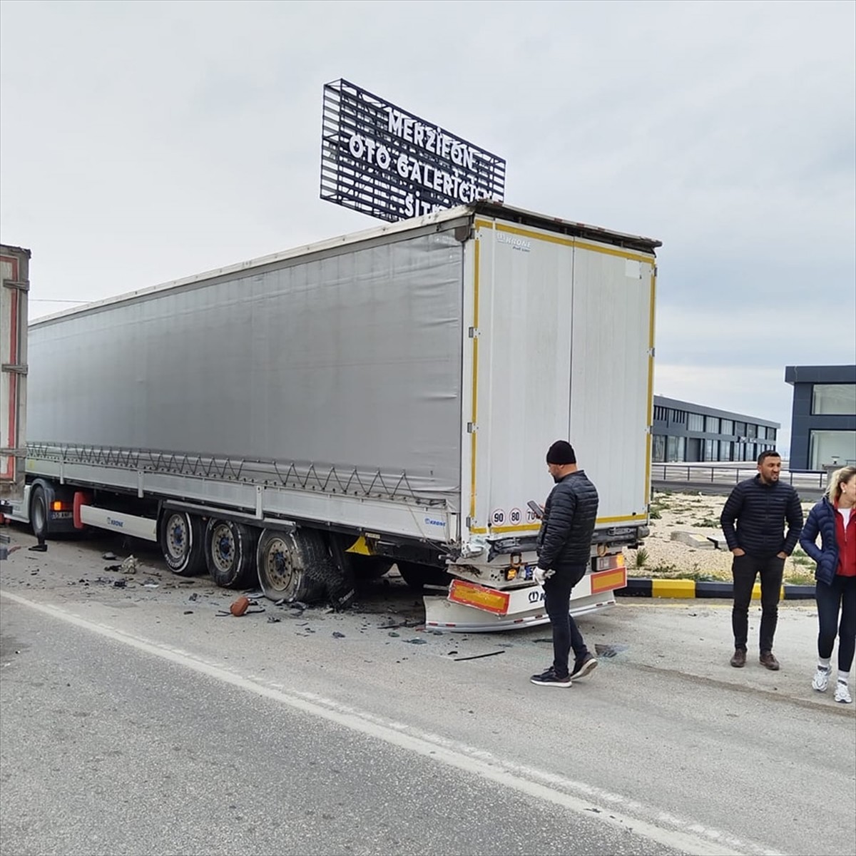 Amasya'nın Merzifon ilçesinde park halindeki tıra çarpan otomobilde bulunan 4 kişi yaralandı.