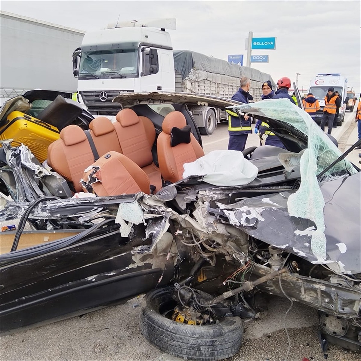 Amasya'nın Merzifon ilçesinde park halindeki tıra çarpan otomobilde bulunan 4 kişi yaralandı.