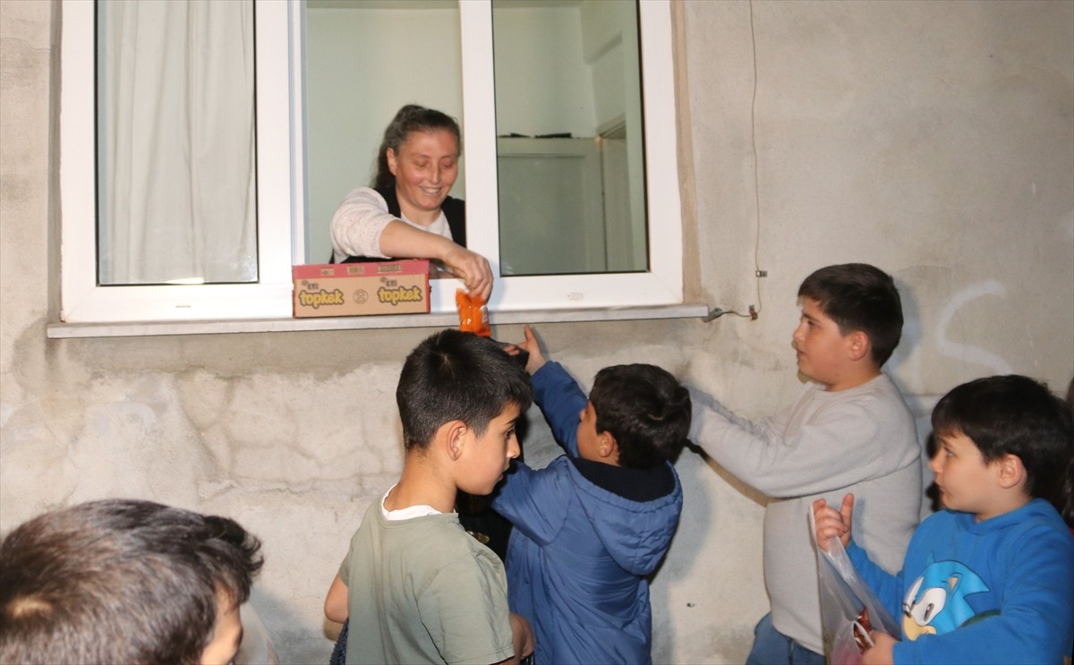 Amasya'nın Taşova ilçesinde bir köyde 152 yıllık ramazan geleneği olan "sepet sallama" yaşatılmaya...