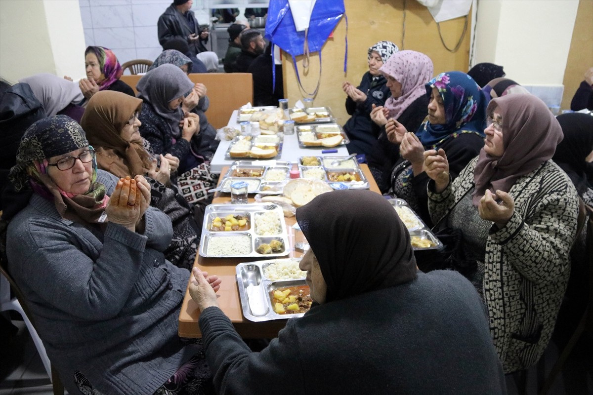 Amasya'nın Taşova ilçesine bağlı Boraboy köyü sakinleri, ramazan ayında her gün iftarlarını evleri...