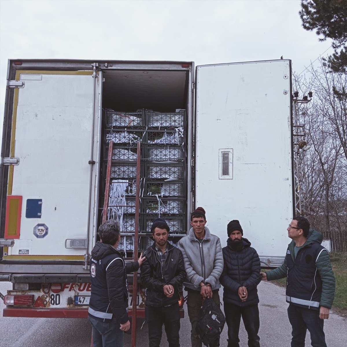 Amasya’nın Merzifon ilçesinde, karpuz yüklü tırın dorsesinde 3 düzensiz göçmen yakalandı, sürücü...