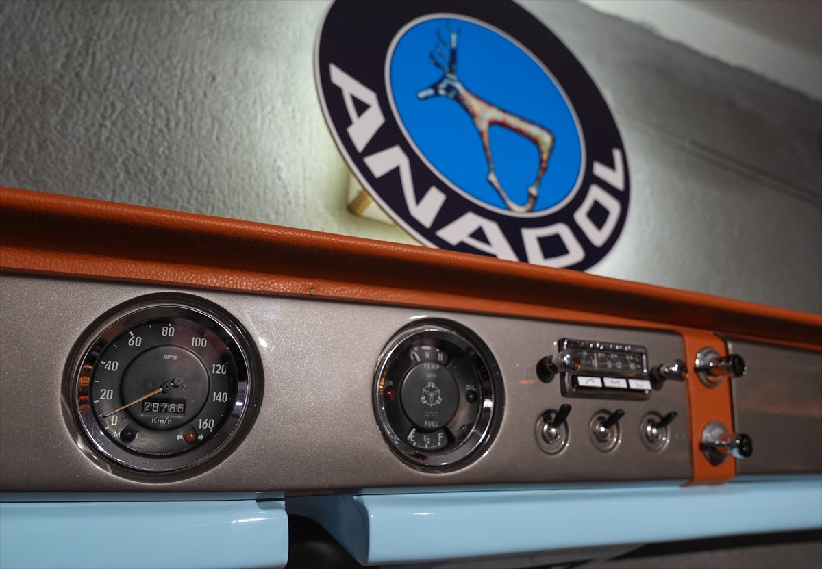 Anadol marka otomobilin sevgisinin yaşatılması ve trafiğe kazandırılması için kurulan İzmir Anadol...