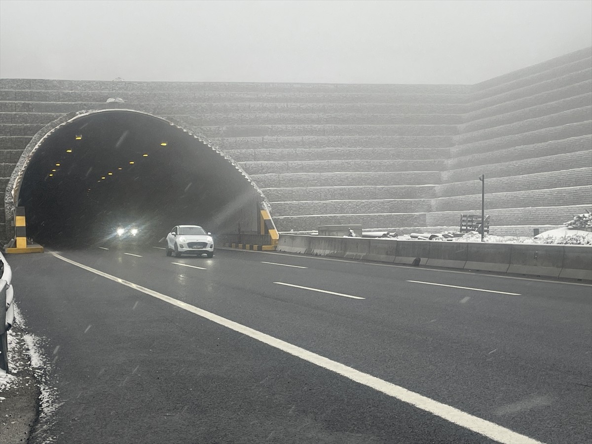 Anadolu Otoyolu Bolu Dağı kesiminde kar yağışı devam etti.