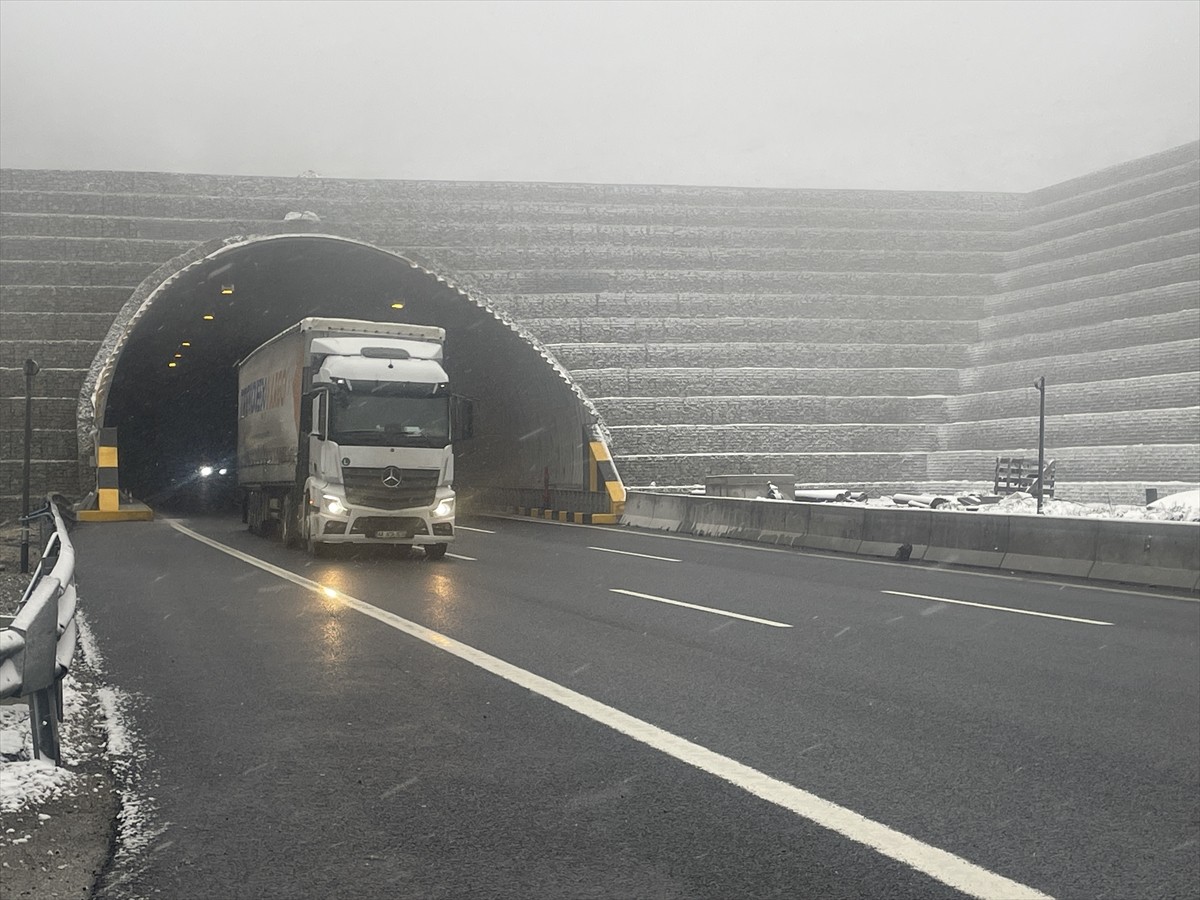 Anadolu Otoyolu Bolu Dağı kesiminde kar yağışı devam etti.