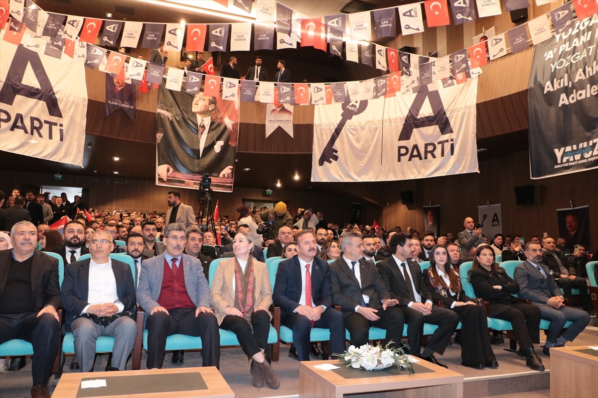 Anahtar Parti Genel Başkanı Yavuz Ağıralioğlu, partisinin Yozgat Belediyesi Büyük Sinema Kültür...