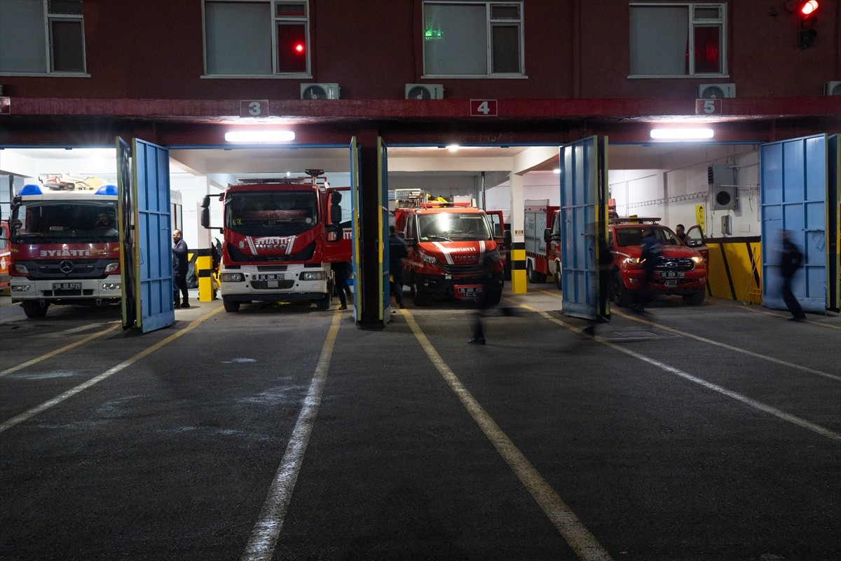 Ankara'da olası bir yangına veya olağanüstü bir duruma müdahale için 7 gün 24 saat hazır bekleyen...
