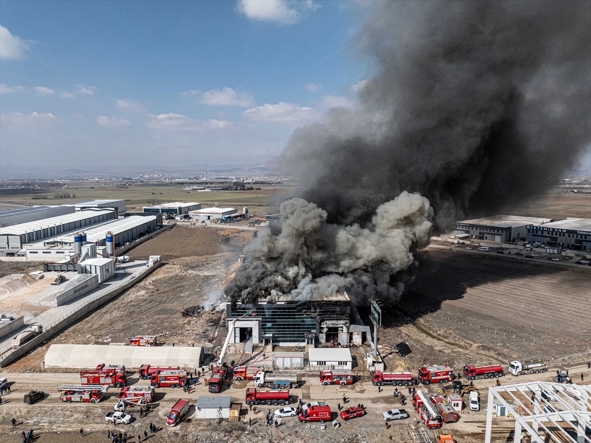 Ankara'nın Akyurt ilçesindeki bir yatak fabrikasında çıkan yangına itfaiye ekiplerince müdahale...