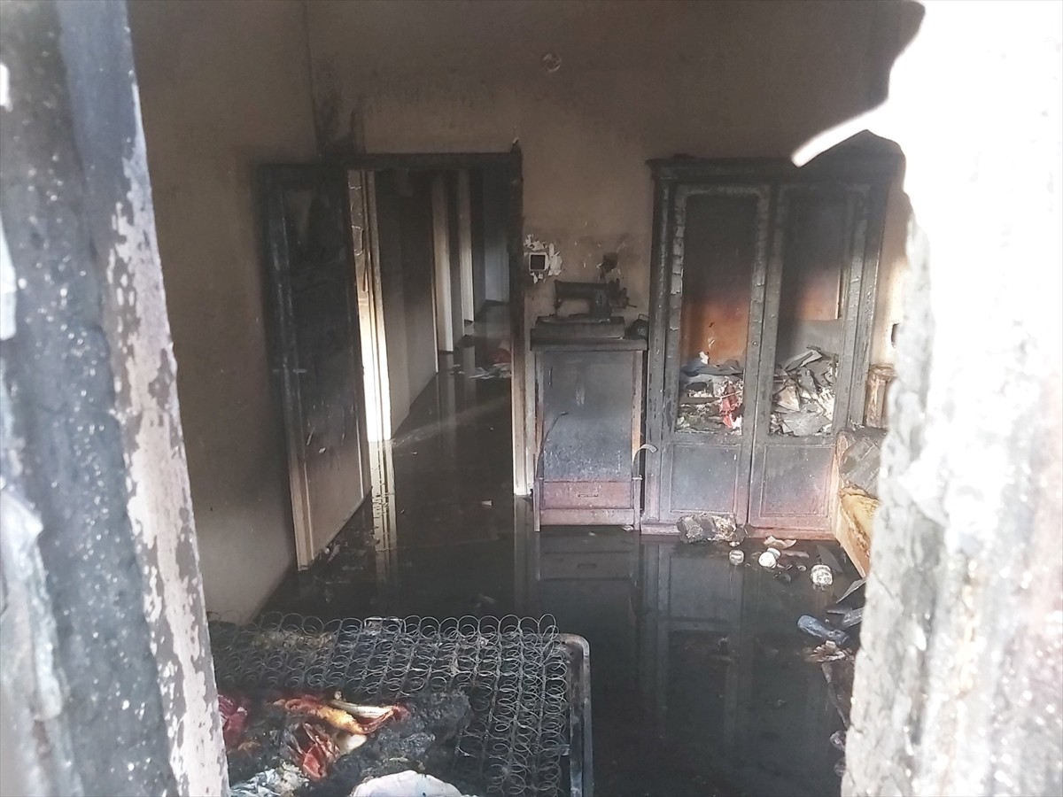 Ankara'nın Çubuk ilçesinde, evde çıkan yangında yaralanan anne ile dumandan etkilenen 3 çocuğu...