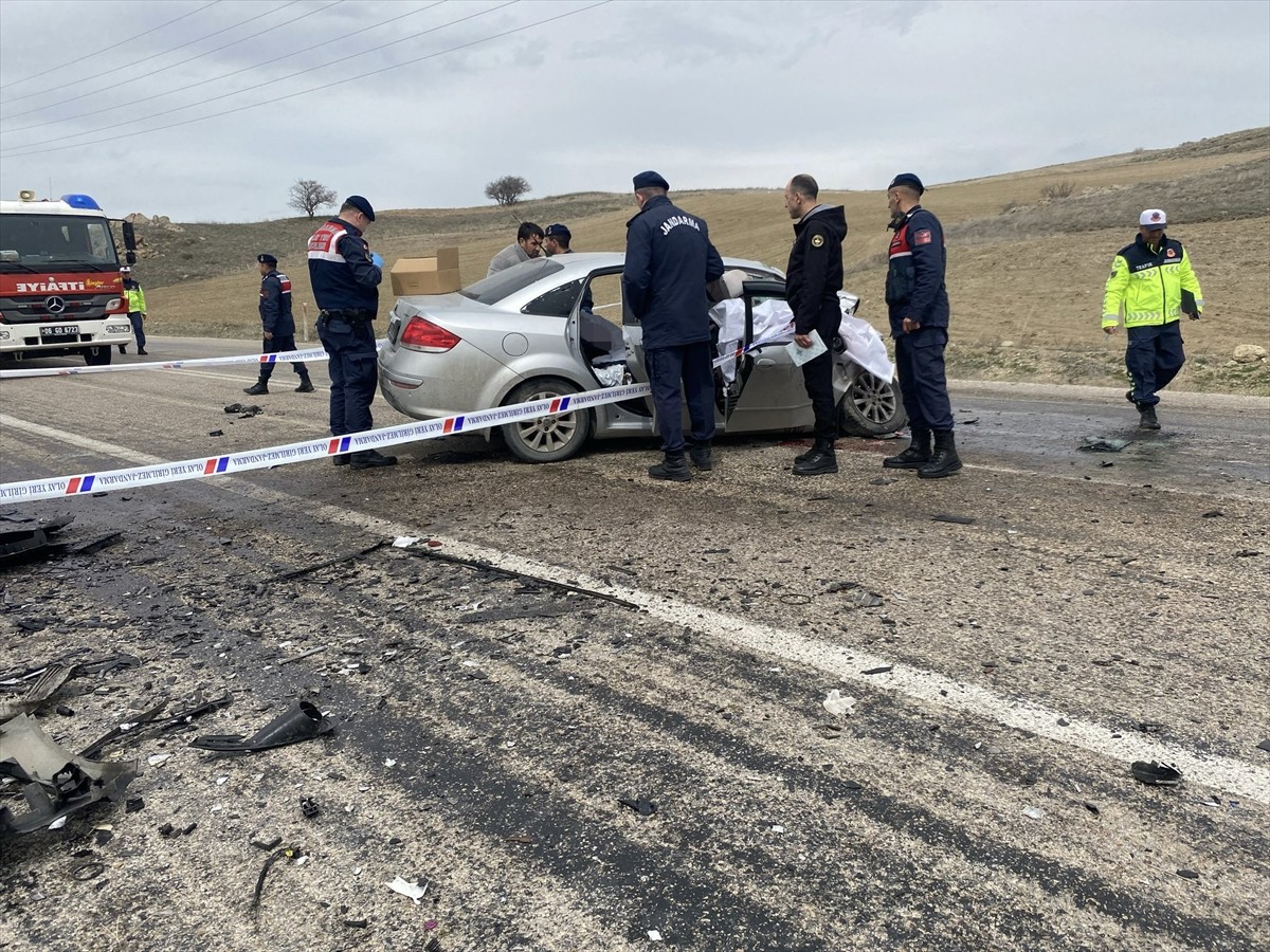 Ankara'nın Haymana ilçesinde iki otomobilin çarpışması sonucu 6 kişi yaşamını yitirdi, 3 kişi...