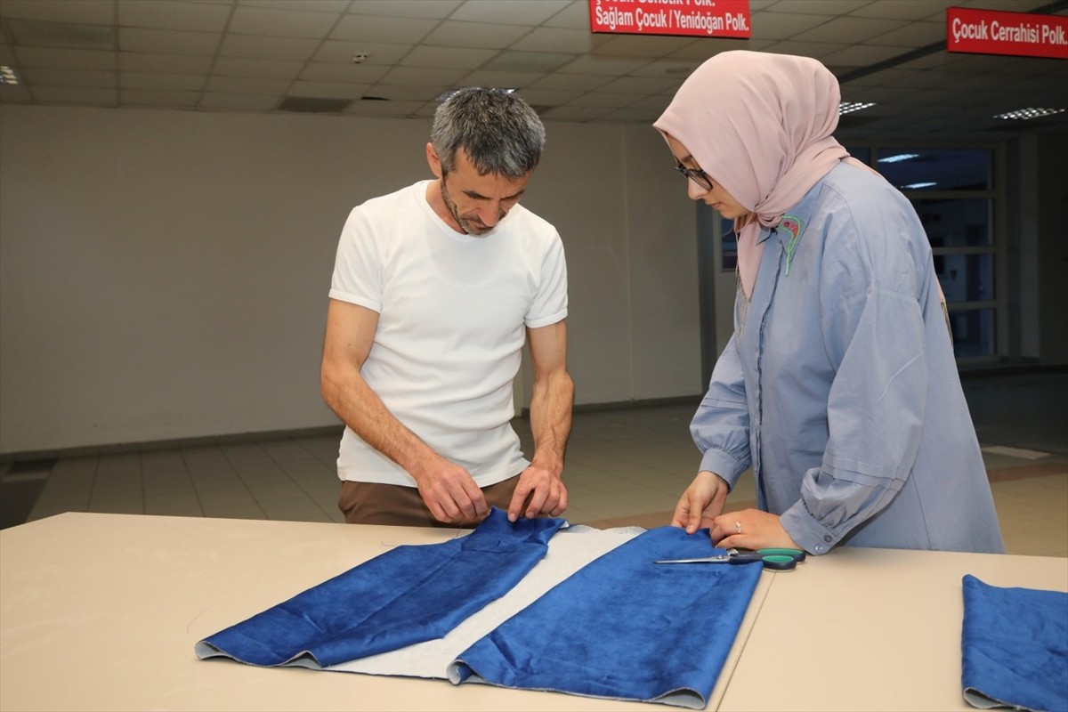 Antalya'da, Akdeniz Üniversitesi Tıp Fakültesi öğrencileri, kolon kanserine konusunda farkındalık...