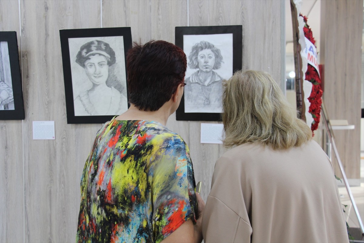 Antalya'da bu yıl ikincisi düzenlenen "Öncü Kadınlar" resim sergisi, 8 Mart Dünya Kadınlar Günü...