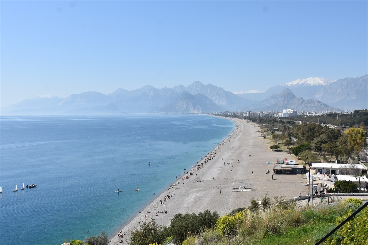 Antalya'da güneşli havayı değerlendirmek isteyen kent sakinleri ve turistler, sahillerde...