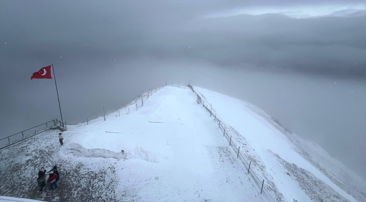 Antalya'da hava sıcaklıklarının düşmesiyle Tahtalı Dağı'nın zirvesinde kar yağışı etkili...