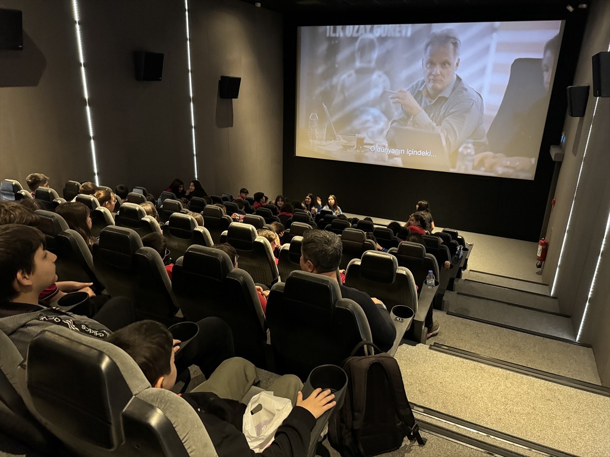 Antalya'da öğrenciler, sinema salonunda Türkiye'nin insanlı ilk uzay görevinin hikayesini anlatan...