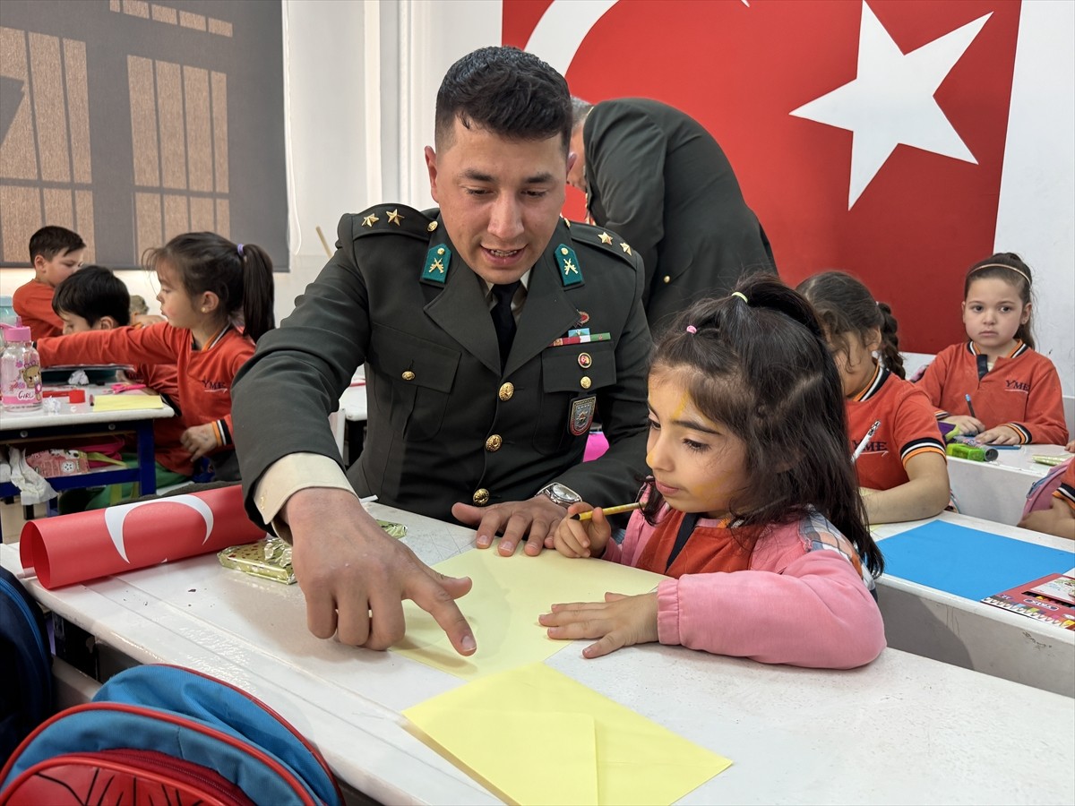 Antalya'da okuma yazmayı yeni öğrenen ilkokul 1. sınıfı öğrencileri, Milli Savunma Bakanlığı ile...