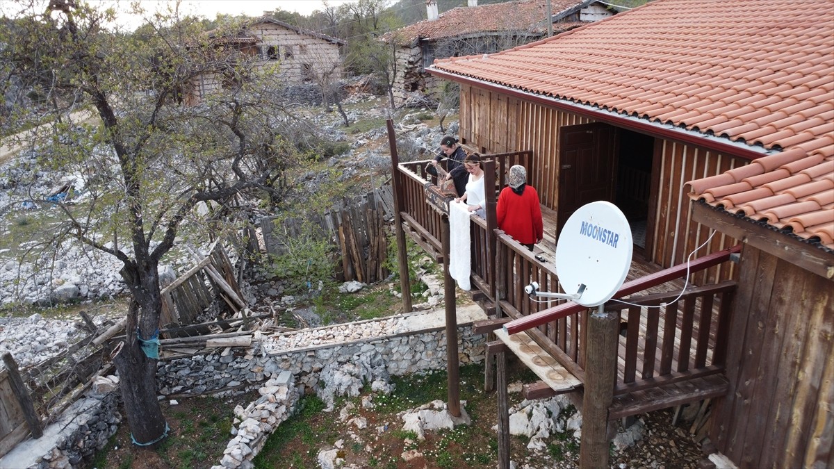  Antalya'da üniversite öğrencilerinden oluşan gönüllü gençler, yaklaşan Ramazan Bayramı öncesi...
