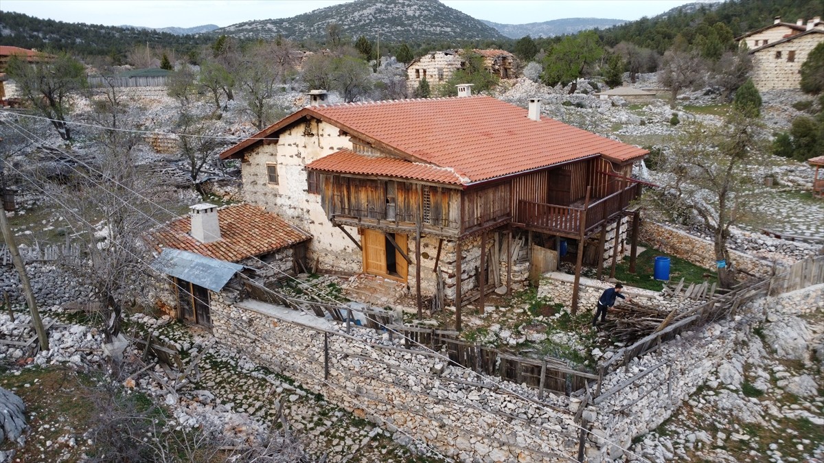  Antalya'da üniversite öğrencilerinden oluşan gönüllü gençler, yaklaşan Ramazan Bayramı öncesi...