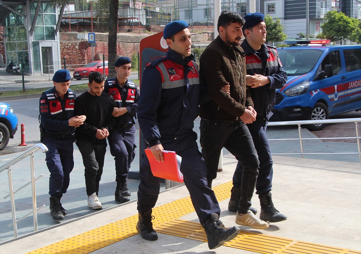 Antalya'nın Alanya ilçesinde bir otomobile asit döktükleri iddiasıyla gözaltına alınan 2 kişi...