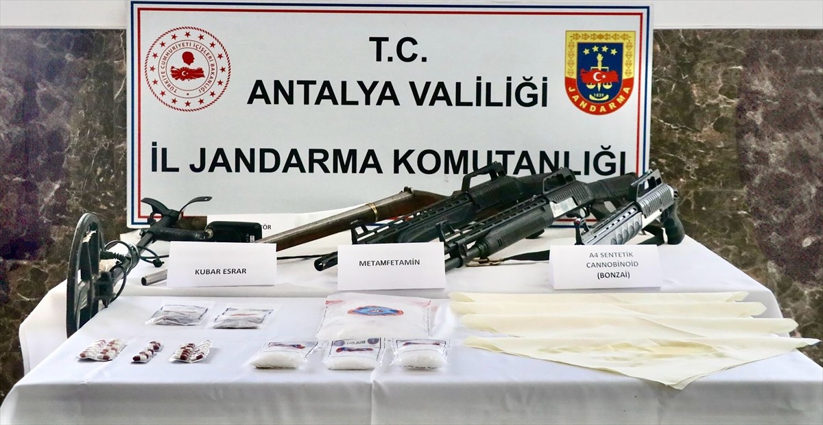 Antalya'nın Alanya ilçesinde gerçekleştirilen uyuşturucu operasyonunda gözaltına alınan 72...