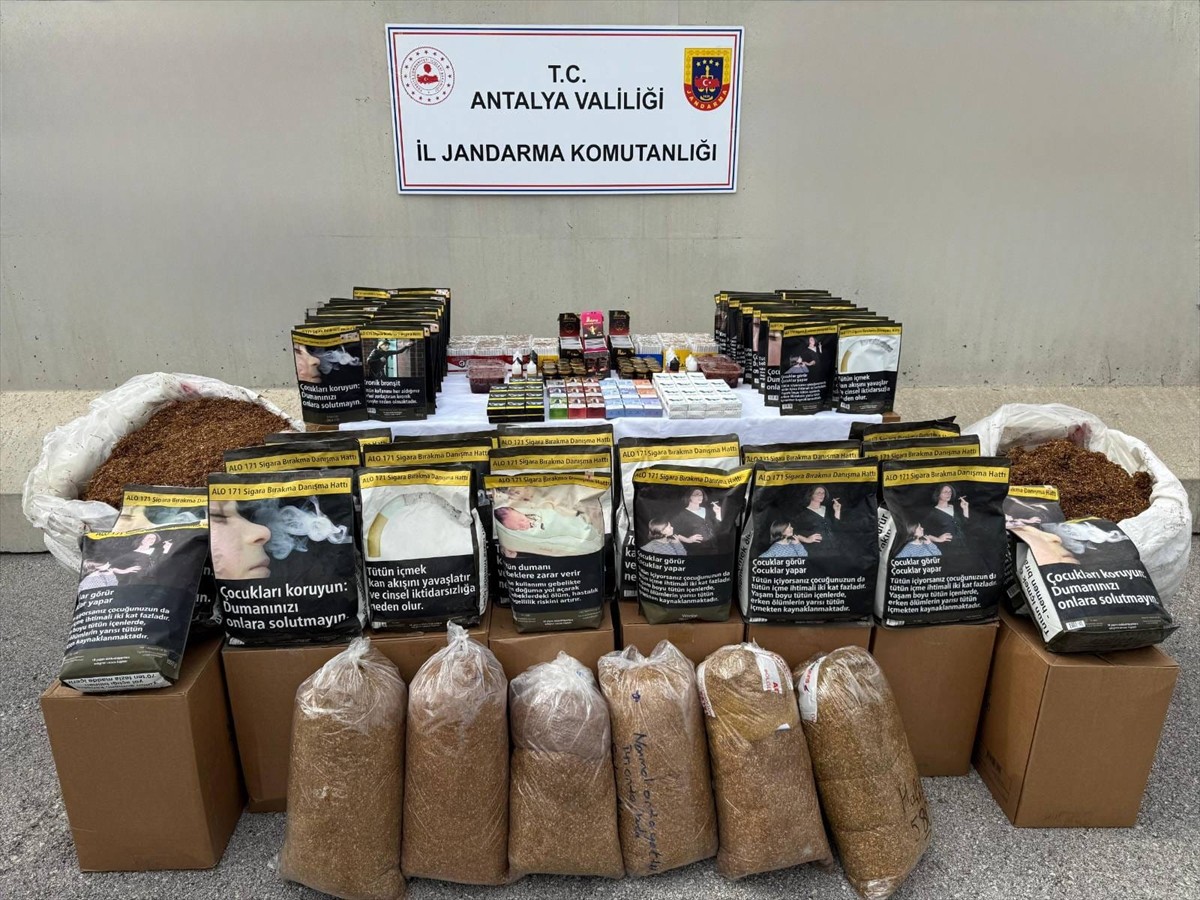 Antalya'nın Döşemealtı ilçesinde düzenlenen operasyonda 400 kilogram kaçak tütün ele...