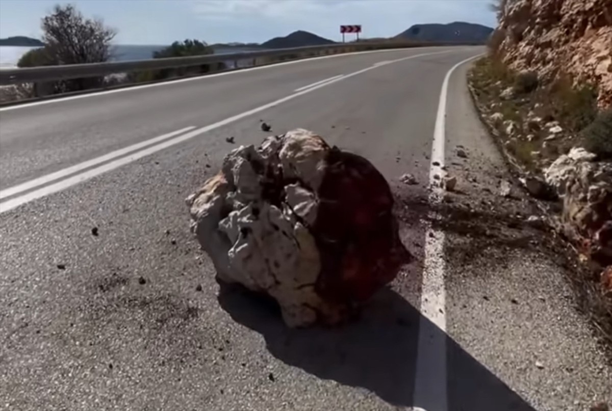 Antalya'nın Kaş ilçesinde D400 kara yoluna düşen kaya parçaları, ekipler tarafından...