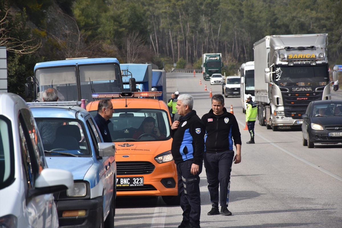 Antalya'nın Kemer ilçesinde ormanlık alanda çıkan yangın ekiplerin müdahalesiyle kontrol altına...
