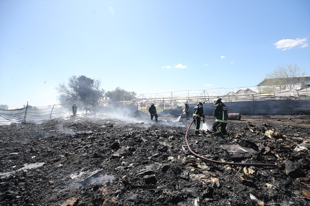 Antalya'nın Kepez ilçesinde hurda deposunda çıkan yangın, itfaiye ekiplerince söndürüldü.