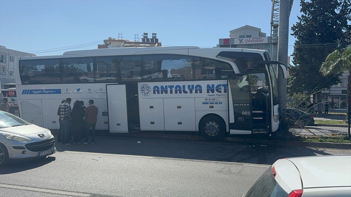 Antalya'nın Kepez ilçesinde yolcu otobüsünün refüjdeki ağaçlara ve direğe çarpması sonucu 6 kişi...