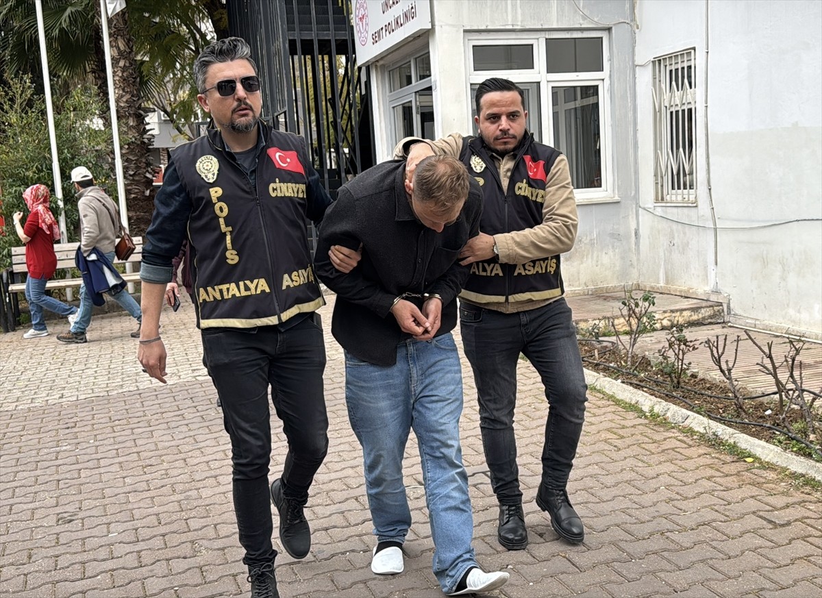 Antalya'nın Konyaaltı ilçesinde babasını bıçaklayarak öldürdüğü gerekçesiyle gözaltına alınan...