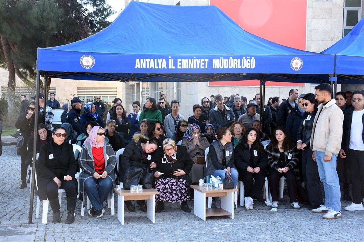 Antalya'nın Muratpaşa ilçesinde trafik kazasında yaralanan ve kaldırıldığı hastane hayatını...