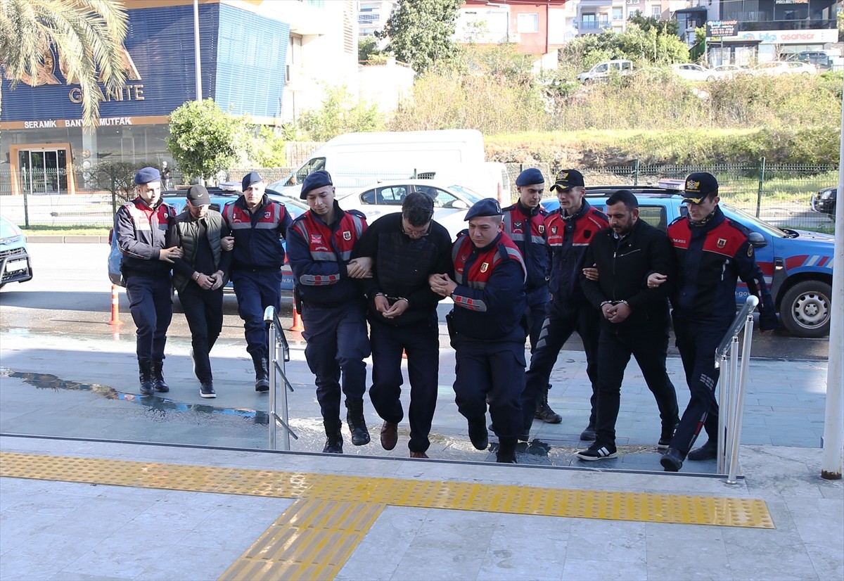 Antalya merkezli suç örgütüne yönelik operasyonda Alanya ilçesinde gözaltına alınan 7 şüpheli...