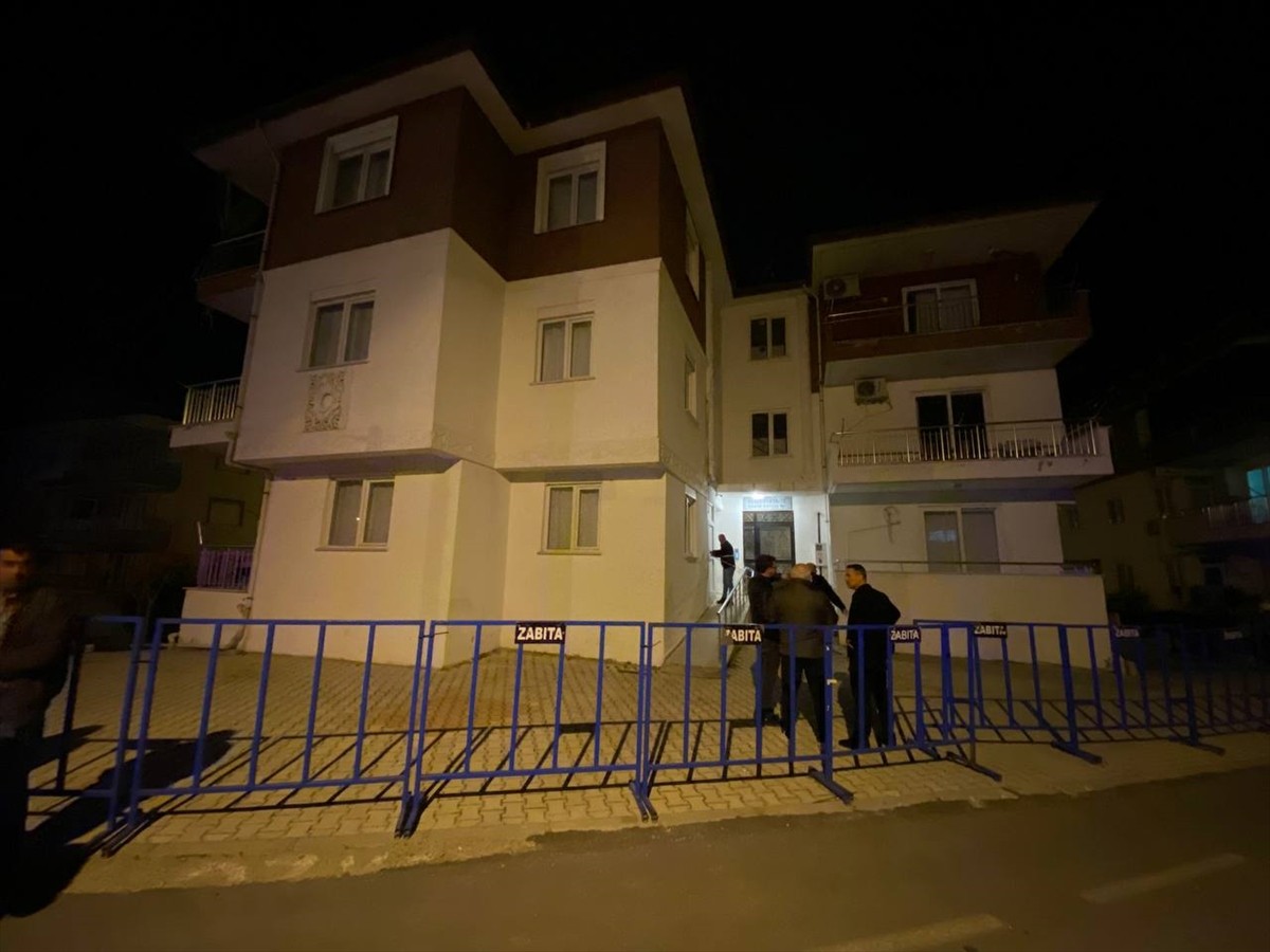 Antalya’nın Serik ilçesinde duvarları çatlayan binada yaşayanlar tahliye edildi. Üç katlı binada...