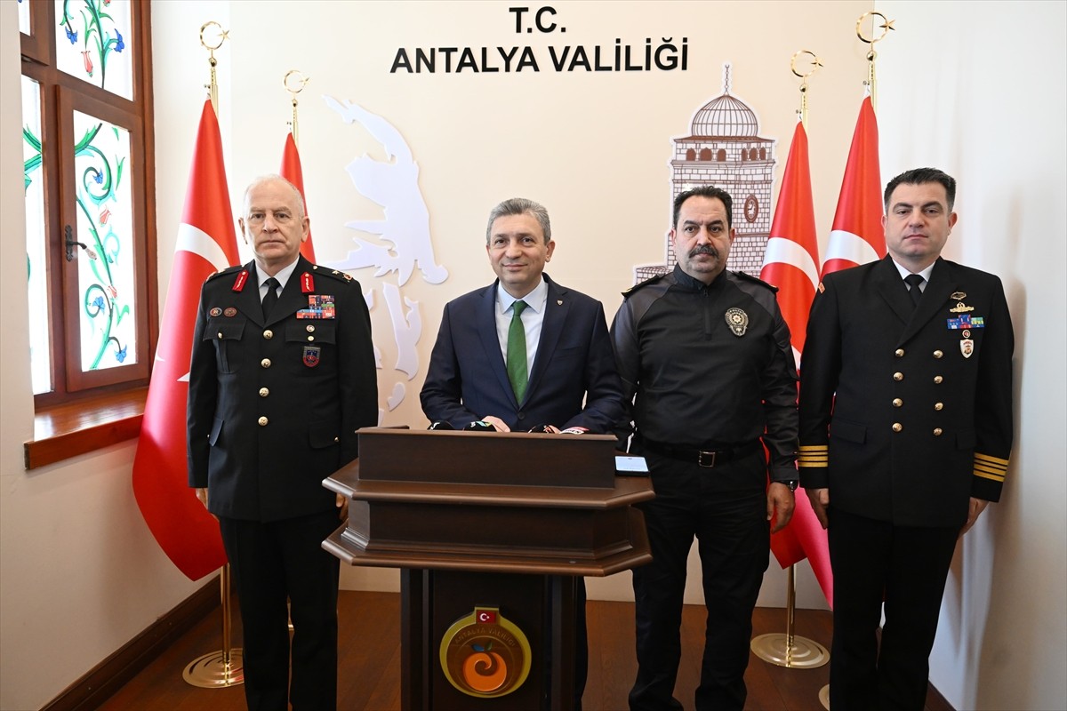 Antalya Valisi Hulusi Şahin (ortada), Valilikte düzenlenen "Antalya'nın Huzuru Güvenlik ve Asayiş...