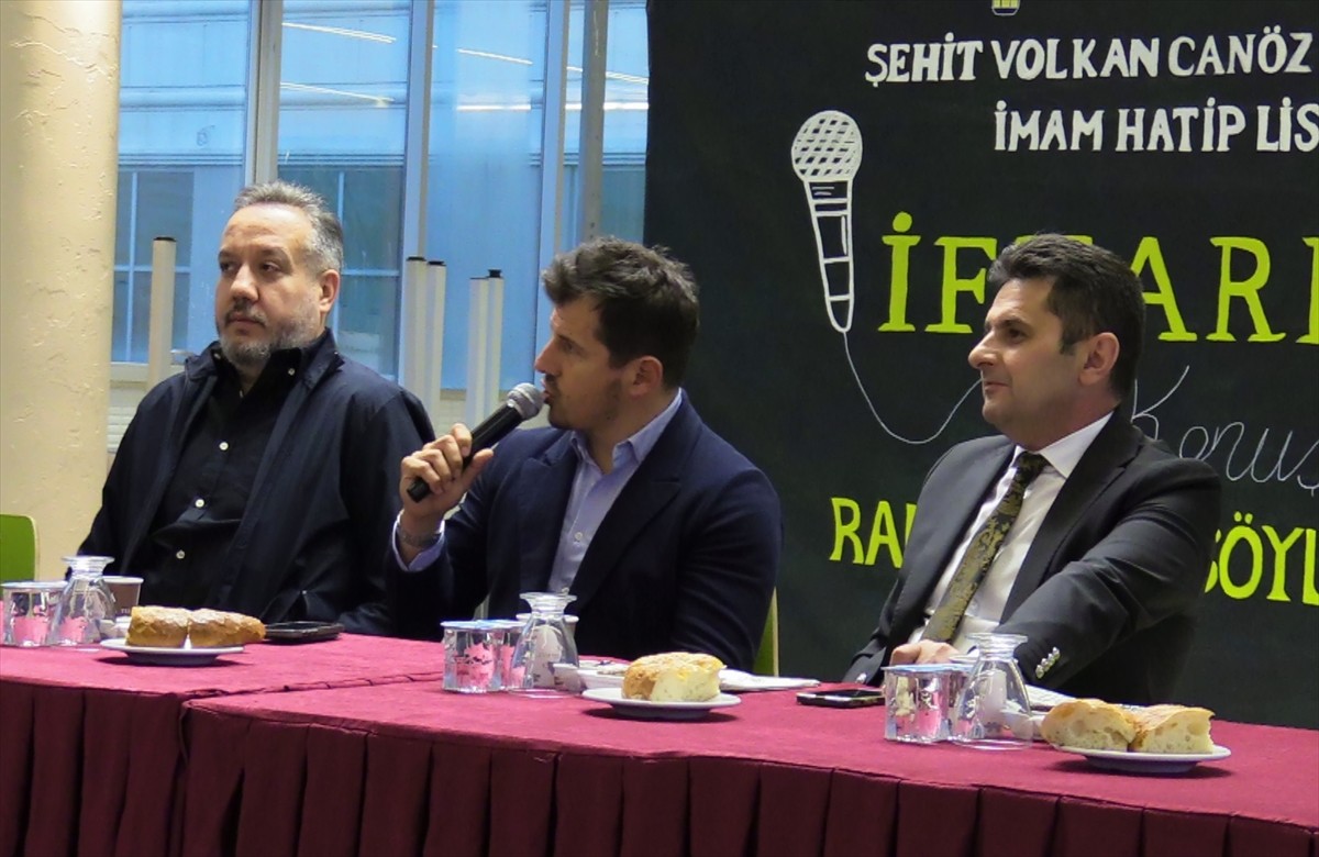 Antalyaspor Başkanı Sinan Boztepe (solda) ve Antalyaspor Teknik Direktörü Emre Belözoğlu (ortada)...