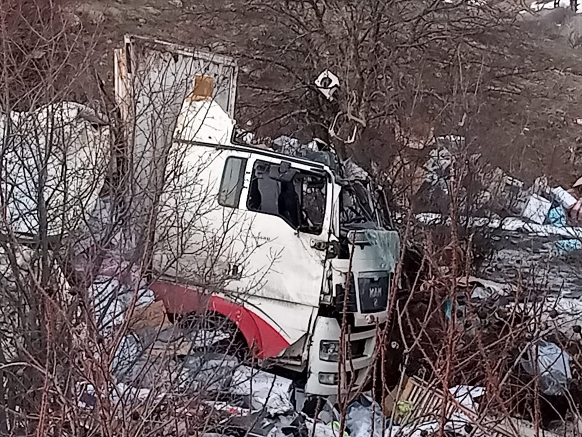 Ardahan'da devrilen tırın sürücüsü yaralandı.
