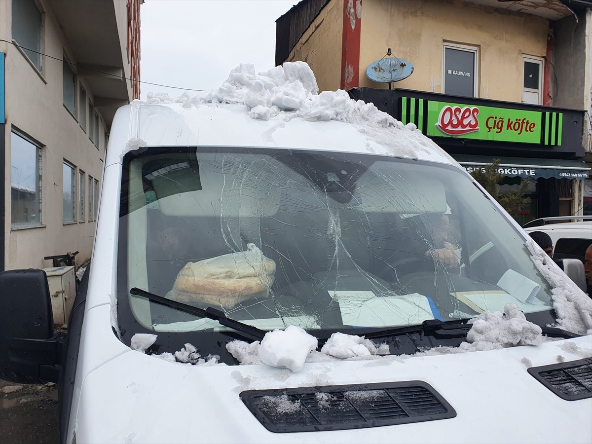 Ardahan'ın Göle ilçesinde, çatıdan seyir halindeki minibüsün üzerine kar ve buz kütlesi düşmesi...