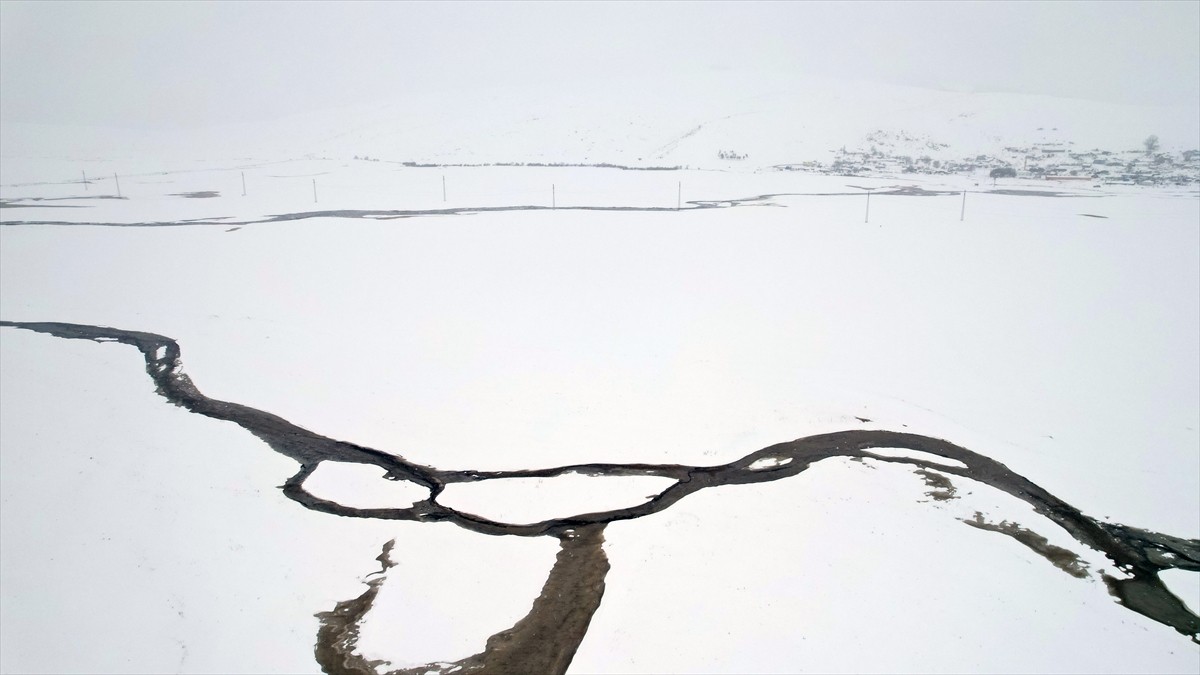 Ardahan'ın Göle Ovası'ndaki karla kaplı menderesler görüntülendi.