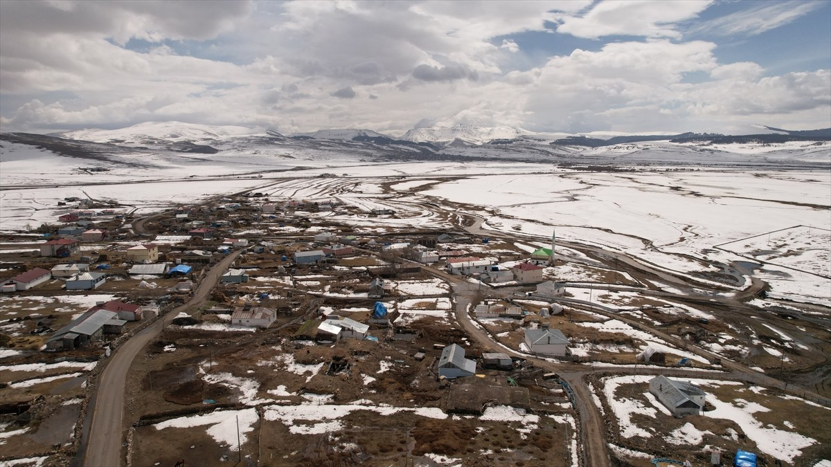 Ardahan'ın Göle Ovası'ndan geçen Kura Nehri, karın erimesiyle taştı. Çetin geçen kış sonrası...