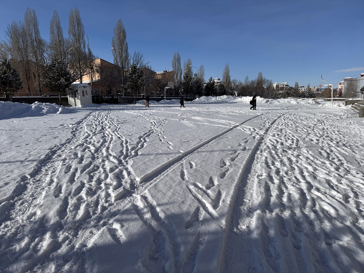 Ardahan, etkili olan kar nedeniyle yeniden beyaza bürüdü.