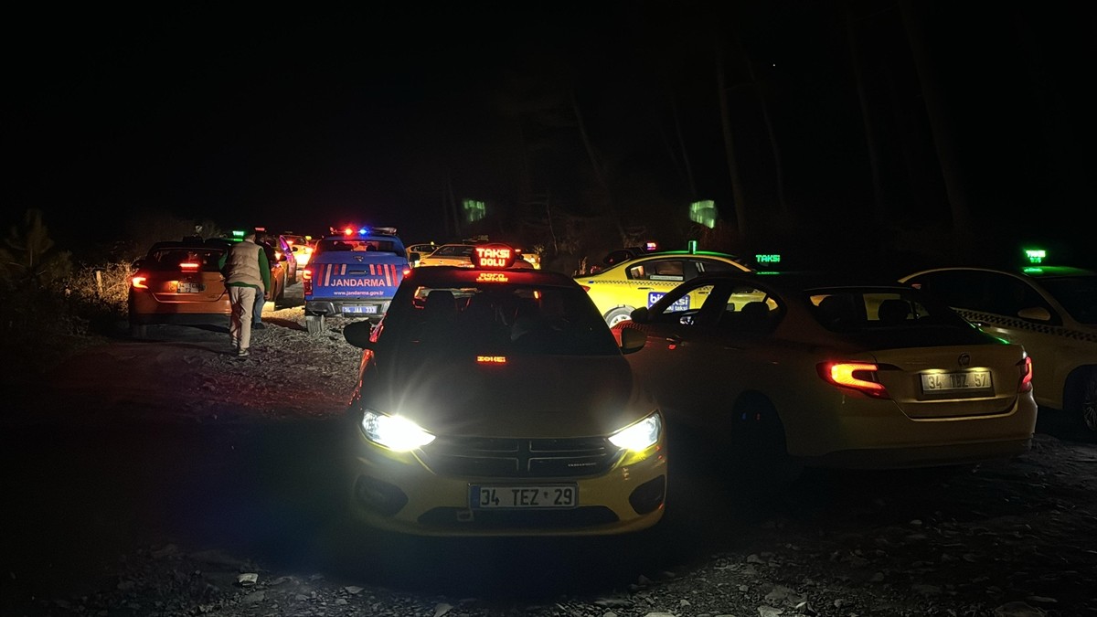 Arnavutköy'de taksi şoförünün parasını gasbeden 3 şüphelinin yakalanması için polis ekiplerince...