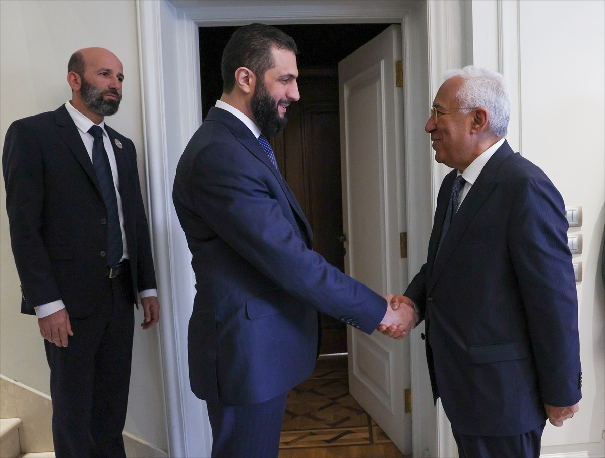 Avrupa Birliği (AB) Konseyi Başkanı Antonio Costa (solda), Arap Zirvesi için bulunduğu Mısır'ın...