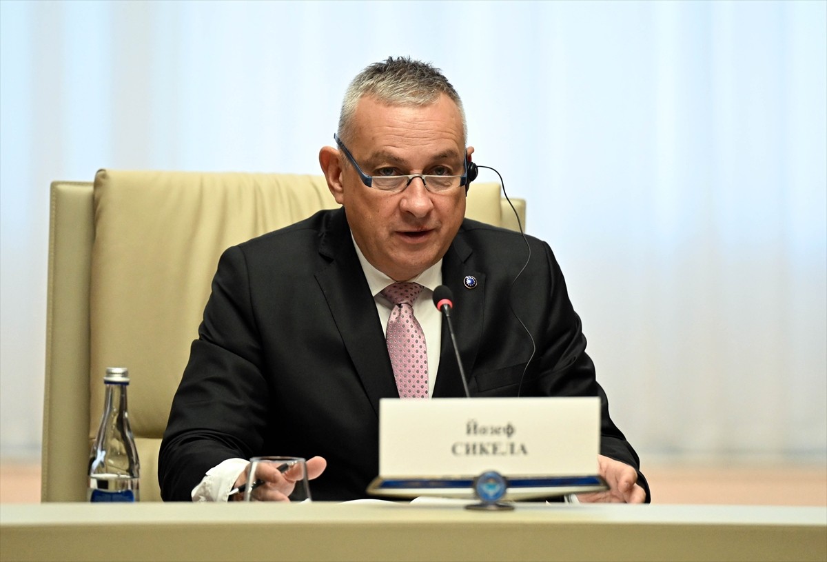 Avrupa Birliği (AB) Uluslararası Ortaklıklar Komiseri Jozef Sikela, AB'nin Kırgızistan'ı...