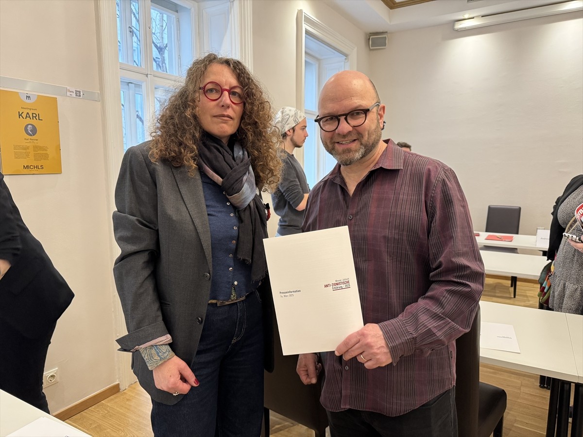 Avusturya'da bir grup siyonizm karşıtı Musevi, "Yahudiliğin siyonizm olmadığını ve Musevi kimliği...