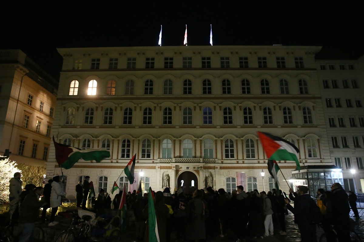 Avusturya'nın başkenti Viyana'da, İsrail'in ateşkesi bozarak Gazze Şeridi'ne başlattığı ve...