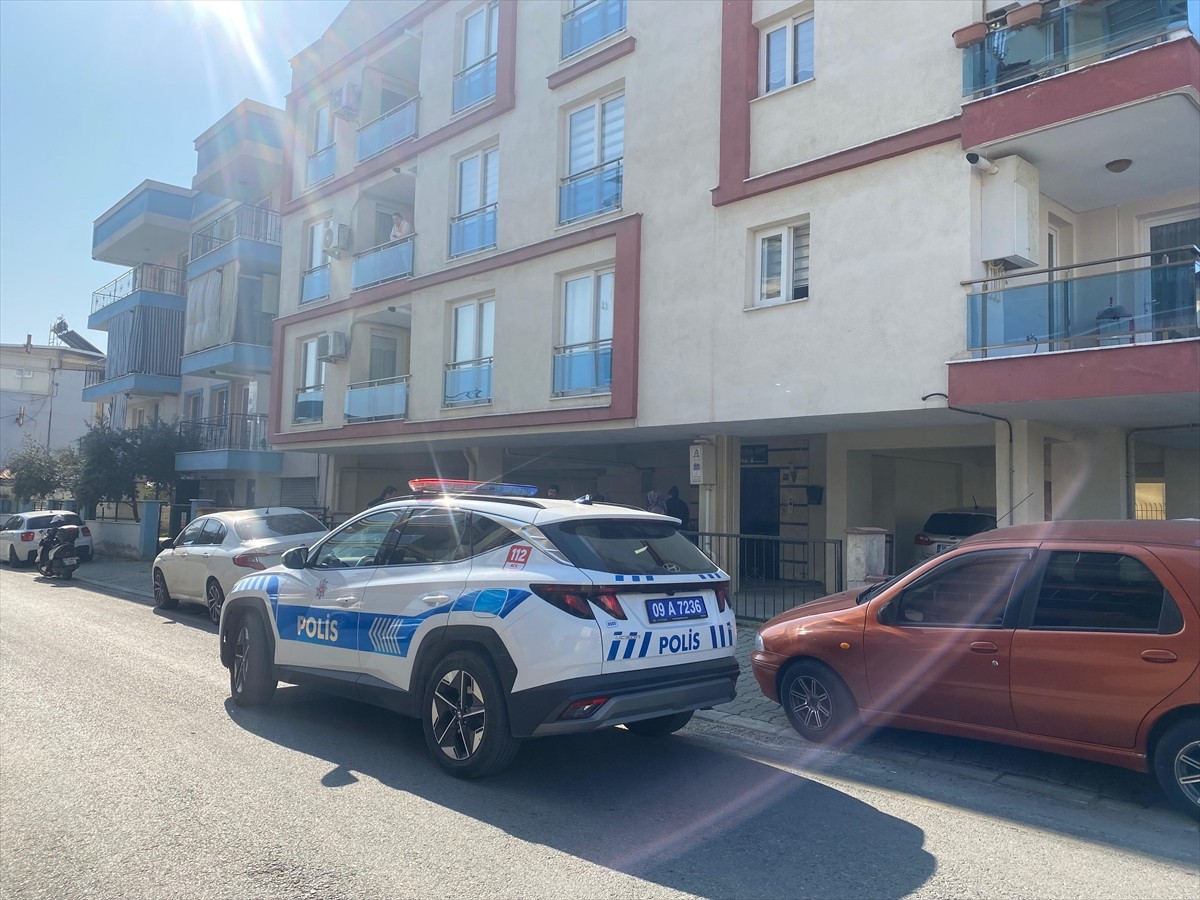 Aydın'ın Efeler ilçesinde komşular arasında çıkan bıçaklı kavgada, baba ile kızı yaralandı. İhbar...