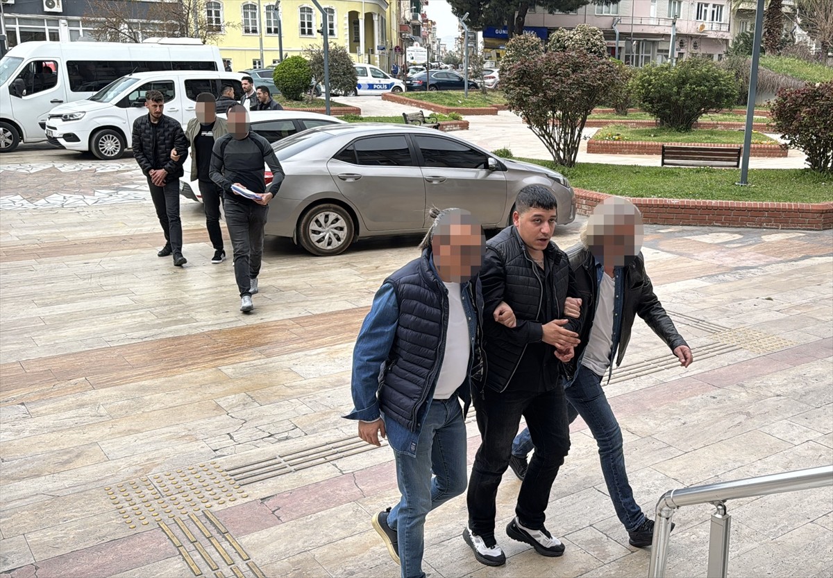  Aydın'ın Efeler ilçesinde uyuşturucu ticareti yapanlara yönelik operasyonda gözaltına alınan 2...