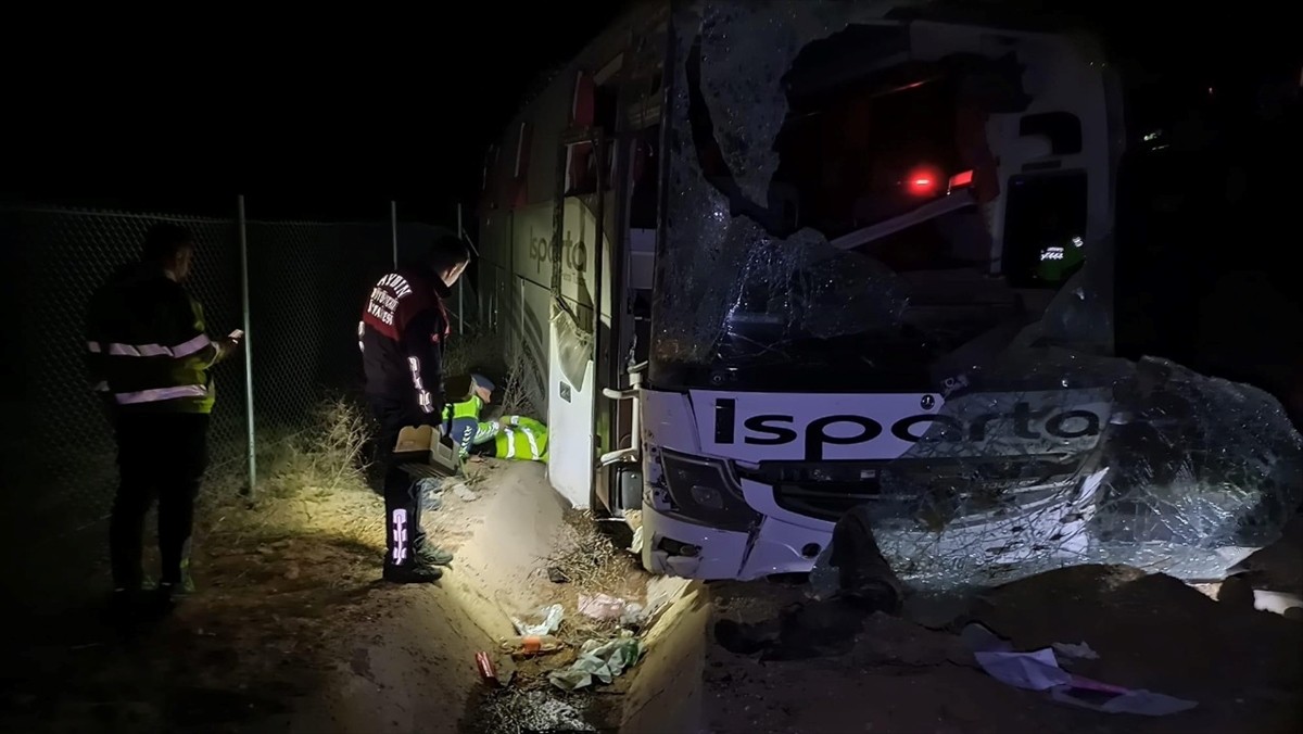 Aydın'ın Kuyucak ilçesinde otobüsün şarampole düşmesi sonucu 1 kişi öldü, 27 kişi yaralandı. Kaza...