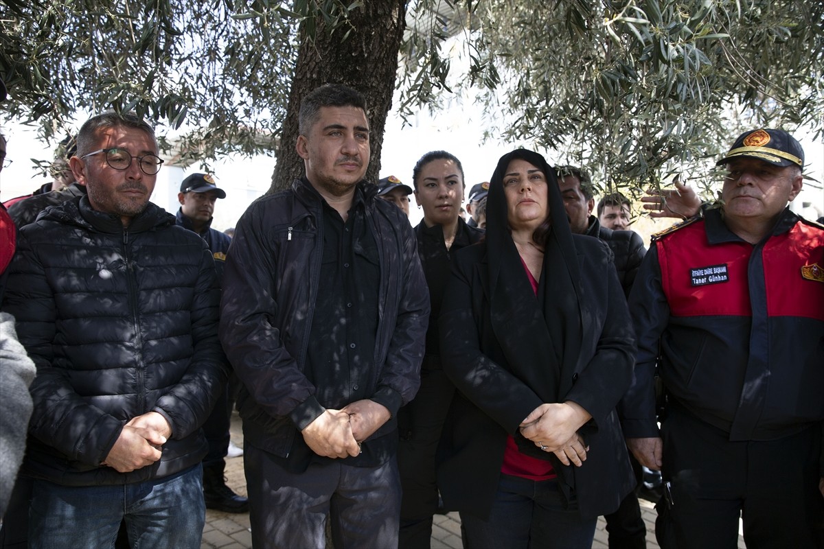 Aydın'ın Nazilli ilçesinde evde çıkan yangında hayatını kaybeden itfaiye erinin eşi ve 2 çocuğu...