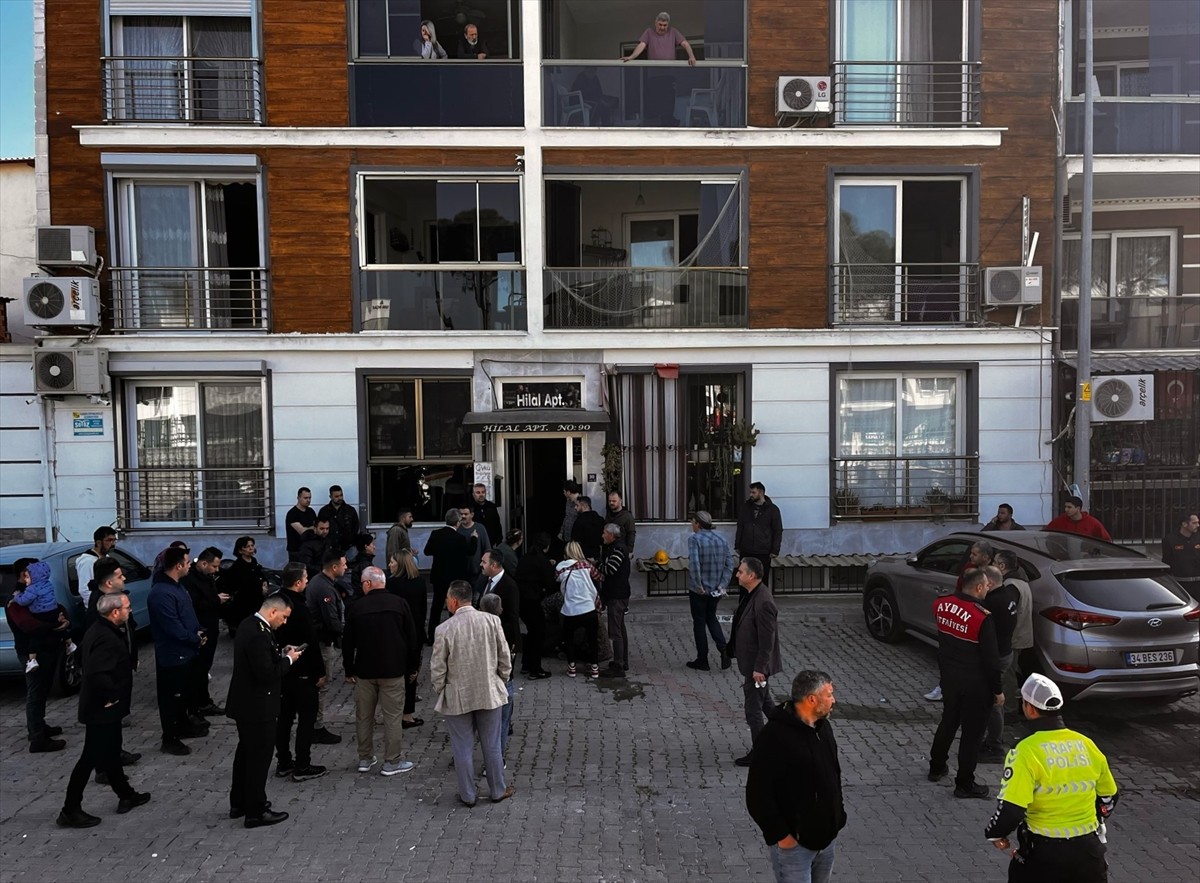 Aydın'ın Nazilli ilçesinde itfaiye erine ait evde çıkan yangında itfaiye erinin eşi ve 2 çocuğu...